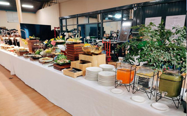 冷餐会最常见的场景之一是商务活动