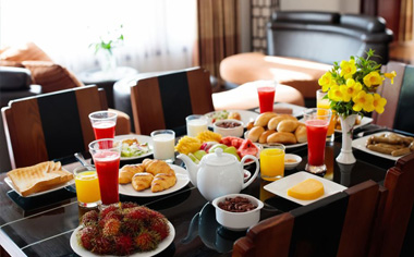 精心准备各种冷菜和饮品